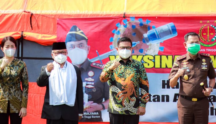 Ketua DPRD Banten Hadiri Pelaksanaan Vaksinasi Covid-19 Dalam Rangka Hari Bhakti Adhyaksa Ke-61