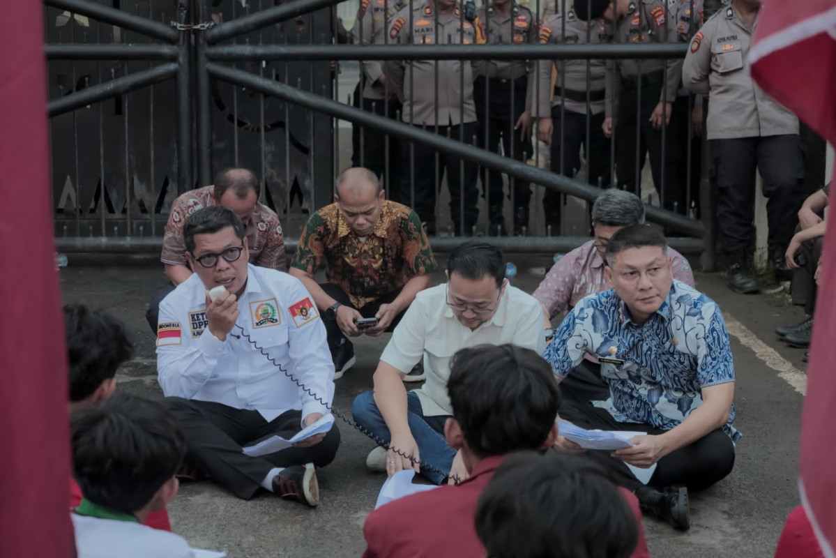 DPRD Provinsi Banten temui massa aksi yang berdemonstrasi didepan Gedung DPRD Banten, Senin